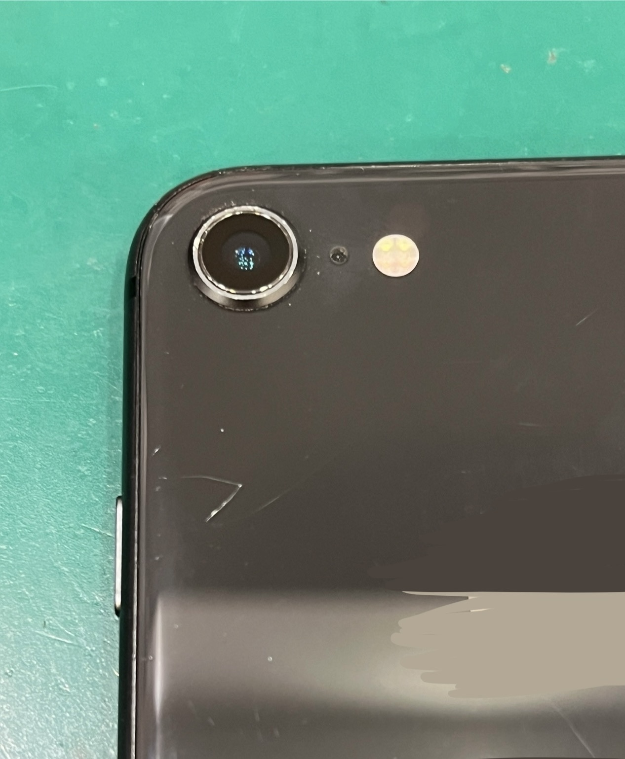 iPhoneSE2のカメラレンズ割れ修理　スマホ修理工房テラスモール湘南店